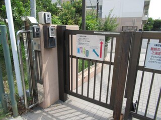 校門.jpg 校門.jpg